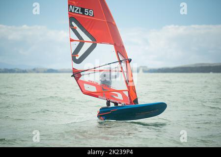 Ein Mann nimmt an einem nationalen Windsurf-Hydrofoil-Rennen beim Waterbourne Watersports Festival, Takapuna Beach, Auckland, Neuseeland, Teil. Stockfoto