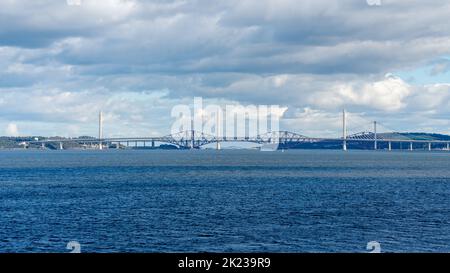 Ein Blick auf die Brücken über den Firth of Forth von Blackness, Schottland, Großbritannien. Stockfoto