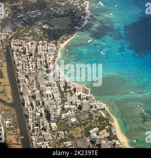 Luftaufnahme von Honolulu bei der Landung am Flughafen. Stockfoto