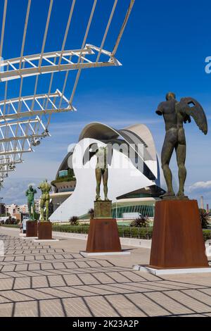 Skulpturen von Igor Mitoraj im Umbracle-Garten mit Schatten und Opernhaus in der Stadt der Künste und Wissenschaften in Valencia, Spanien im September Stockfoto