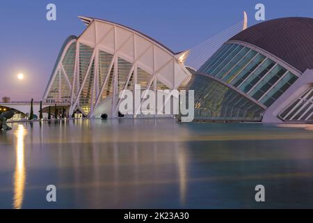 Hemisfèric, ein digitales 3D-Kino und Planetarium, mit Museu De Les Ciencies hinter sich in der Stadt der Künste und Wissenschaften in Valencia, Spanien bei Sonnenuntergang im September Stockfoto