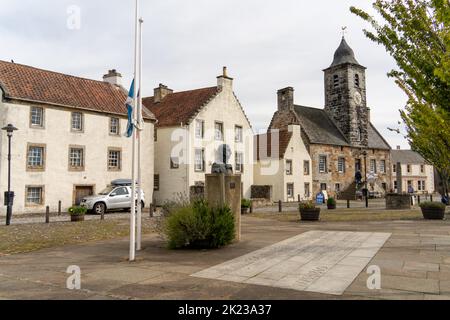 Der Dorfplatz in Culross, Schottland, Großbritannien, der in der US-Fernsehserie Outlander zu sehen war und das Denkmal für Thomas Cochrane zeigt. Stockfoto