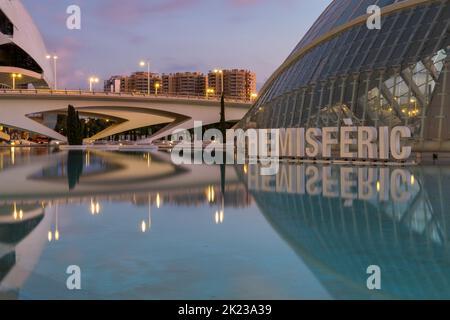 Hemisfèric, ein digitales 3D-Kino und Planetarium, von der Montolivet-Brücke in der Stadt der Künste und Wissenschaften in Valencia, Spanien bei Sonnenaufgang im September Stockfoto