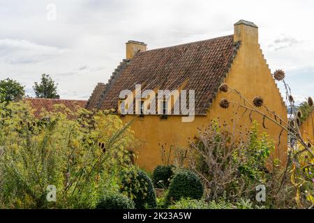 Ein Blick auf den Culross Palace in Culross, Schottland, Großbritannien - ein 17. Jahrhundert National Trust für Schottland Grundstück mit ockerfarbenen Wänden. Stockfoto