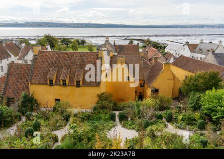 Ein Blick auf den Culross Palace in Culross, Schottland, Großbritannien - ein 17. Jahrhundert National Trust für Schottland Grundstück mit ockerfarbenen Wänden. Stockfoto