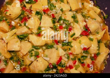 Artischockenherzen in Vinaigrette-Sauce Stockfoto