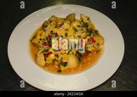 Artischockenherzen in Vinaigrette-Sauce Stockfoto