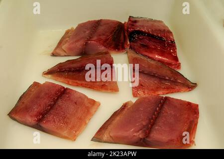 Bonito-Stücke gereinigt und zum Kochen vorbereitet. Stockfoto