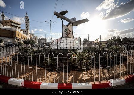 Gaza, Palästina. 21. September 2022. Mitglieder der Izz al-DIN al-Qassam Brigaden, des militärischen Flügels der Islamischen Bewegung der Hamas, nehmen an der Eröffnungszeremonie des Schehab-Feldes für Drohnen, der lokalen Industrie in Gaza-Stadt, Teil. Kredit: SOPA Images Limited/Alamy Live Nachrichten Stockfoto