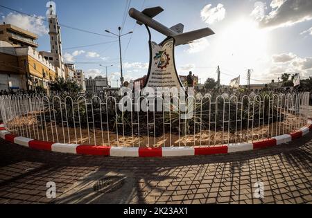 Gaza, Palästina. 21. September 2022. Mitglieder der Izz al-DIN al-Qassam Brigaden, des militärischen Flügels der Islamischen Bewegung der Hamas, nehmen an der Eröffnungszeremonie des Schehab-Feldes für Drohnen, der lokalen Industrie in Gaza-Stadt, Teil. Kredit: SOPA Images Limited/Alamy Live Nachrichten Stockfoto