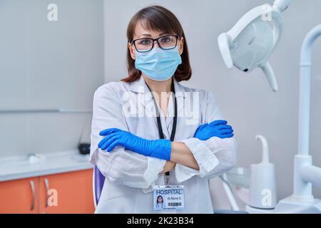 Porträt einer ernsthaften Ärztin Zahnarzt in Gesichtsmaske im Büro Stockfoto
