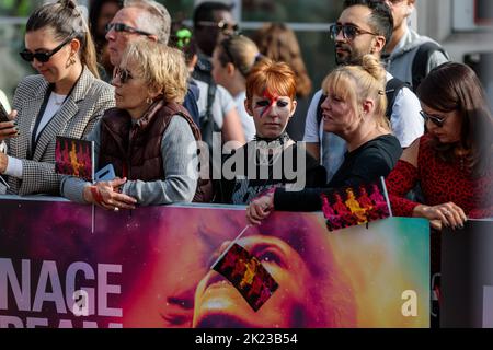 Camden, London, Großbritannien. 22.. September 2022. Eine mit Sternen besetzte Zeremonie auf dem roten Teppich für die Enthüllung von David Bowies Stein auf dem renommierten Londoner Music Walk of Fame in Camden. Freunde, Kollaborateure und Fans würdigten den in London geborenen Künstler, der weithin als einer der einflussreichsten Musiker aller Zeiten gilt. Die Enthüllung des Steins, gegenüber der U-Bahnstation Camden Town, erfolgt im Rahmen einer 75-jährigen Feier von Bowie in diesem Jahr. Amanda Rose/Alamy Live News Stockfoto