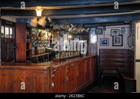 Innenraum der Kneipentheke des Blue Anchor Inn mit Bierpumpen in Helston, Cornwall, England. Stockfoto