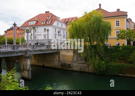 Ljubljana, Slowenien - September 3. 2022. Die historische Cobblers-Brücke über den Fluss Ljubljanici im Zentrum von Ljubljana, Slowenien. Stockfoto