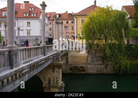 Ljubljana, Slowenien - September 3. 2022. Die historische Cobblers-Brücke über den Fluss Ljubljanici im Zentrum von Ljubljana, Slowenien. Stockfoto