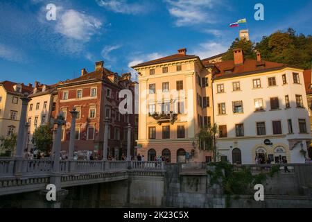 Ljubljana, Slowenien - September 3. 2022. Die historische Cobblers-Brücke über den Fluss Ljubljanici im Zentrum von Ljubljana, Slowenien. Stockfoto