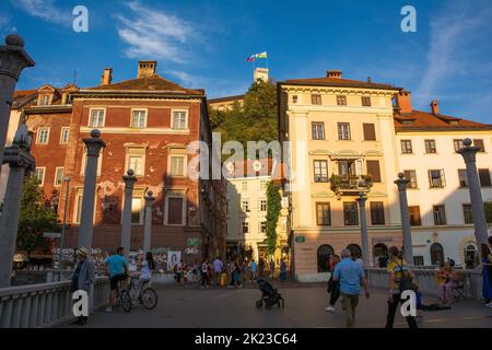 Ljubljana, Slowenien - September 3. 2022. Die historische Cobblers-Brücke über den Fluss Ljubljanici im Zentrum von Ljubljana, Slowenien. Stockfoto