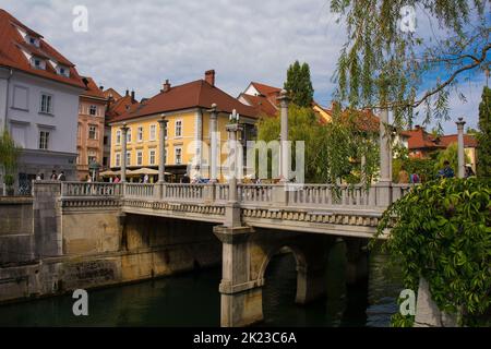 Ljubljana, Slowenien - September 3. 2022. Die historische Cobblers-Brücke über den Fluss Ljubljanici im Zentrum von Ljubljana, Slowenien. Stockfoto