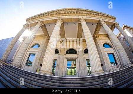 Hannover, Deutschland. 22. September 2022. Das parlament von Niedersachsen. (Aufgenommen mit Fischaugenobjektiv) Quelle: Moritz Frankenberg/dpa/Alamy Live News Stockfoto