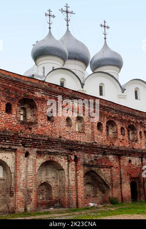 Dies sind walsl bischöflichen Hof in Vologda Kreml und Kuppeln der Kathedrale von Mariä Himmelfahrt, im 16.. Jahrhundert gebaut 24. Mai 2013 in Vologda, Ru Stockfoto