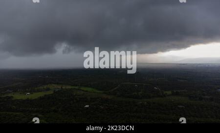 Luftaufnahme des dunklen Himmels Wolken Hintergrund. Dunkelgraue Sturmwolken vor dem Sturm. Schöne Natur der Sturmwolken am Tag. Schreckliches Wetter Stockfoto