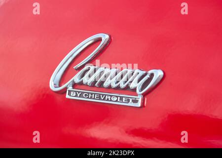 Berlin - August 2022: Rot vintage Retro Oldtimer Chevrolet Camaro SS 350 Rückseite Chrom Emblem Zeichen Logo aus nächster Nähe Stockfoto