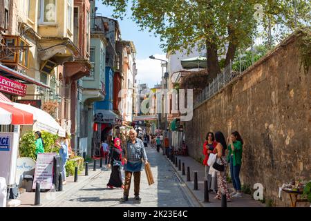 Balat in Istanbul. Touristen und ein Händler auf der Straße. Istanbul Türkei - 8.20.2022 Stockfoto