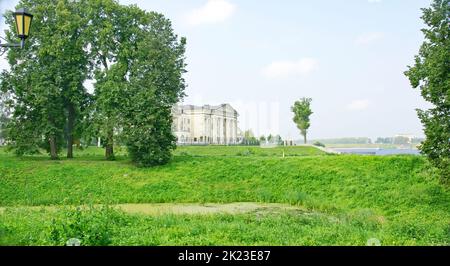 Gebäude in einigen Gärten in Uglich, Russische Föderation Stockfoto