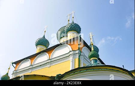 Kirche in einigen Gärten in Uglich, Russische Föderation Stockfoto