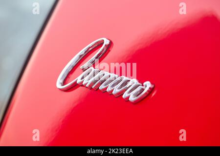 Berlin - August 2022: Rot vintage Retro Oldtimer Chevrolet Camaro SS 350 Seite Chrom Emblem Zeichen Logo Abzeichen Nahaufnahme Stockfoto