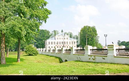 Überblick über Gebäude und Gärten in Uglich, Russische Föderation Stockfoto