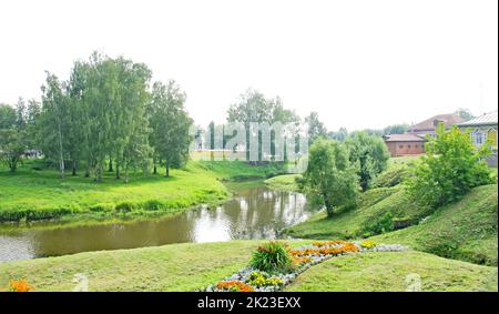 Überblick über Gebäude und Gärten in Uglich, Russische Föderation Stockfoto