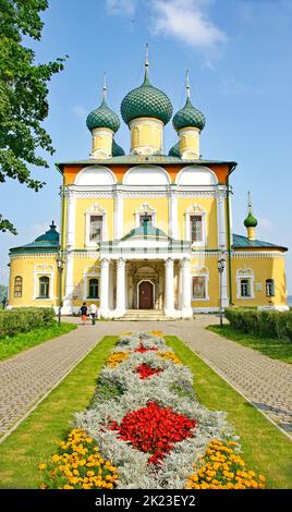 Überblick über Gebäude und Gärten in Uglich, Russische Föderation Stockfoto