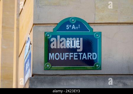 Traditionelles Pariser Straßenschild mit 'Rue Mouffetard', eine weltberühmte Straße, typisch für das Quartier Latin in Paris, Fance Stockfoto