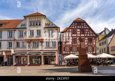 Cafe am Sonnenplatz und das ehemalige Hotel Sonne-Post in Lahr/Schwarzwald, Baden-Württemberg, Deutschland | Cafe am Sonnenplatz - Sonnenplatz und das Stockfoto