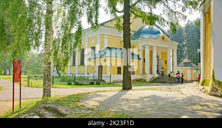 Überblick über Gebäude und Gärten in Uglich, Russische Föderation Stockfoto