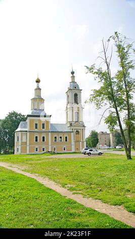 Überblick über Gebäude und Gärten in Uglich, Russische Föderation Stockfoto