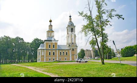 Überblick über Gebäude und Gärten in Uglich, Russische Föderation Stockfoto