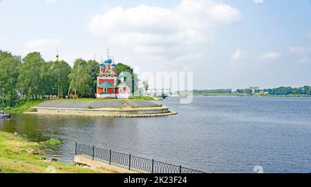 Kirche in einigen Gärten in Uglich, Russische Föderation Stockfoto