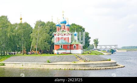 Kirche in einigen Gärten in Uglich, Russische Föderation Stockfoto