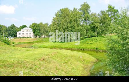 Überblick über Gebäude und Gärten in Uglich, Russische Föderation Stockfoto