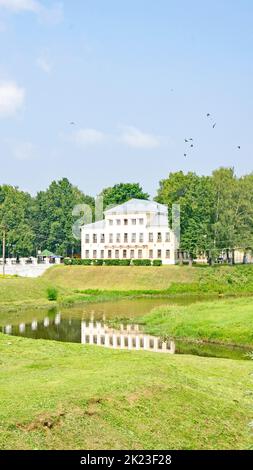 Überblick über Gebäude und Gärten in Uglich, Russische Föderation Stockfoto