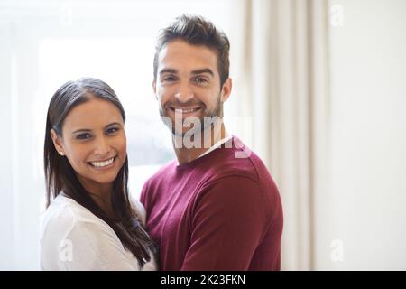 Sie wurden füreinander geschaffen. Porträt eines liebevollen jungen Paares, das zu Hause viel Zeit miteinander verbringt. Stockfoto