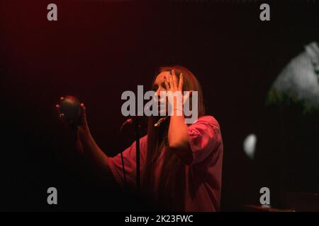 Florence Shaw von Dry Cleaning spielt auf der weit entfernten Bühne beim Green man 2022 Musikfestival in Wales, Großbritannien, August 2022. Foto: Rob Watkins/Alamy Stockfoto