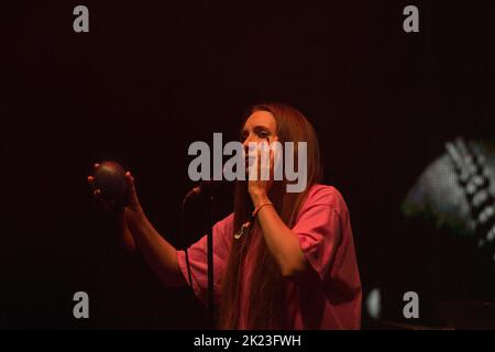 Florence Shaw von Dry Cleaning spielt auf der weit entfernten Bühne beim Green man 2022 Musikfestival in Wales, Großbritannien, August 2022. Foto: Rob Watkins/Alamy Stockfoto