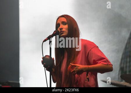 Florence Shaw von Dry Cleaning spielt auf der weit entfernten Bühne beim Green man 2022 Musikfestival in Wales, Großbritannien, August 2022. Foto: Rob Watkins/Alamy Stockfoto