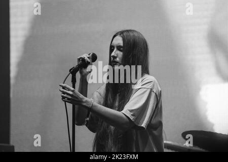 Florence Shaw von Dry Cleaning spielt auf der weit entfernten Bühne beim Green man 2022 Musikfestival in Wales, Großbritannien, August 2022. Foto: Rob Watkins/Alamy Stockfoto