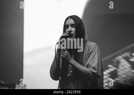 Florence Shaw von Dry Cleaning spielt auf der weit entfernten Bühne beim Green man 2022 Musikfestival in Wales, Großbritannien, August 2022. Foto: Rob Watkins/Alamy Stockfoto