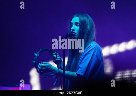 Florence Shaw von Dry Cleaning spielt auf der weit entfernten Bühne beim Green man 2022 Musikfestival in Wales, Großbritannien, August 2022. Foto: Rob Watkins/Alamy Stockfoto