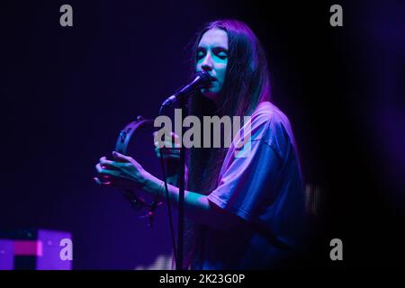 Florence Shaw von Dry Cleaning spielt auf der weit entfernten Bühne beim Green man 2022 Musikfestival in Wales, Großbritannien, August 2022. Foto: Rob Watkins/Alamy Stockfoto